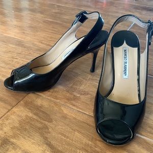 MANOLO BLAHNIK black patent leather peep toe sling back heels size 35.5